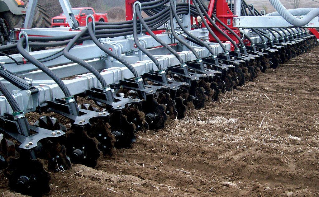 Apūdeņošanas un šķidrmēslu iestrādes tehnika no Kanādas ražotāja Cadman.